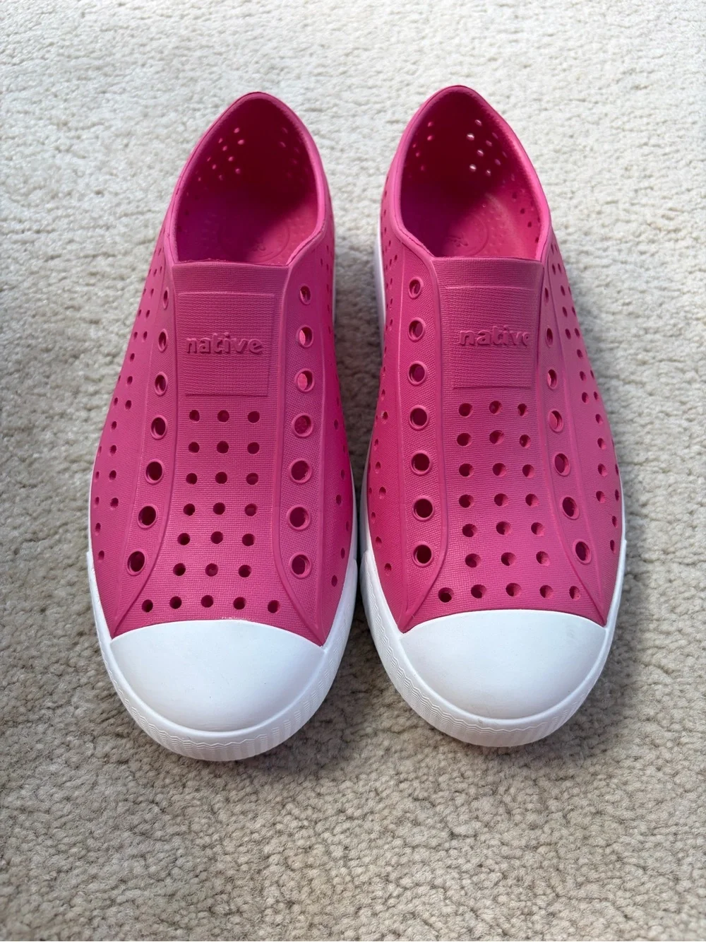 Native Big Kid Size 5 / J5 Jefferson Slip On Sneakers in Bright Pink Waterproof